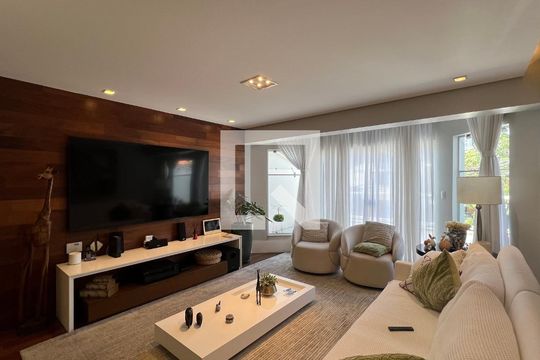 Sala de TV de casa à venda com 4 quartos, 350m² em Vila Madalena, São Paulo