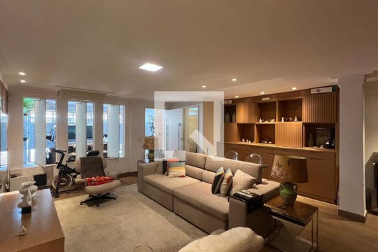 Sala de casa à venda com 4 quartos, 350m² em Vila Madalena, São Paulo