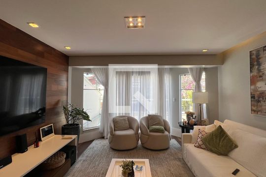 Sala de TV de casa à venda com 4 quartos, 350m² em Vila Madalena, São Paulo
