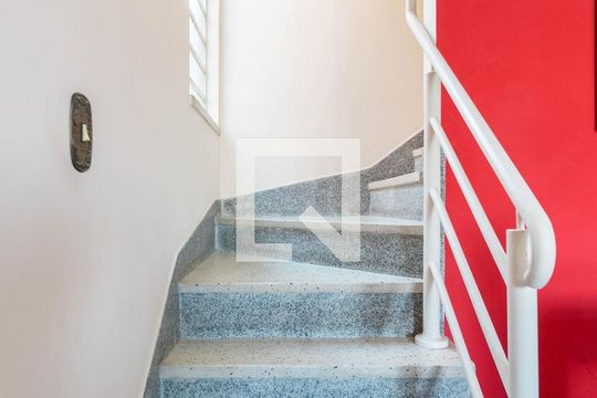 Escadas de casa à venda com 2 quartos, 121m² em Jardim Peri, São Paulo