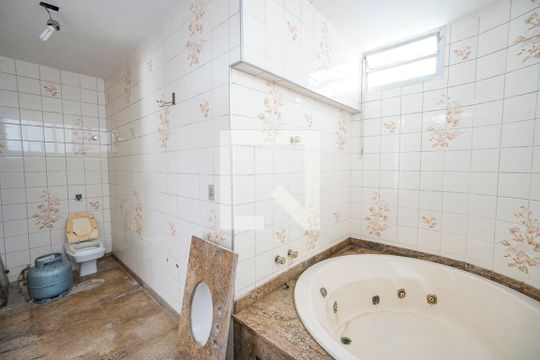 Banheiro  de casa à venda com 6 quartos, 307m² em Vila Gomes Cardim, São Paulo