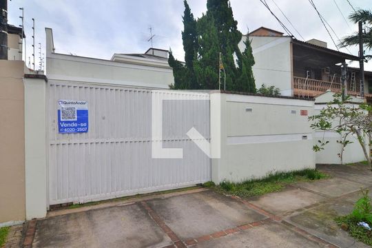 Fachada de casa à venda com 5 quartos, 240m² em Nossa Senhora das Gracas, Canoas