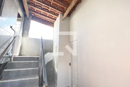 Escada de kitnet/studio para alugar com 1 quarto, 45m² em Jardim Belval, Barueri