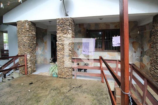 Patio lateral  de casa para alugar com 3 quartos, 200m² em Marechal Rondon, Canoas