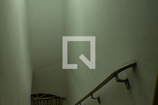 Escada de casa à venda com 4 quartos, 220m² em Vila Fachini, São Paulo