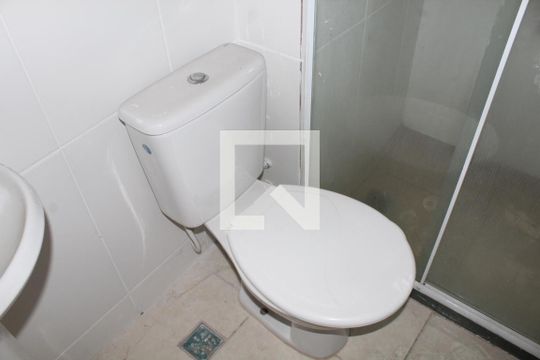 Banheiro de apartamento para alugar com 2 quartos, 45m² em Parada de Lucas, Rio de Janeiro