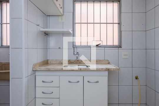 Cozinha de apartamento para alugar com 3 quartos, 60m² em Estoril, Belo Horizonte