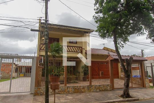 Fachada de casa à venda com 3 quartos, 278m² em Passo das Pedras, Porto Alegre