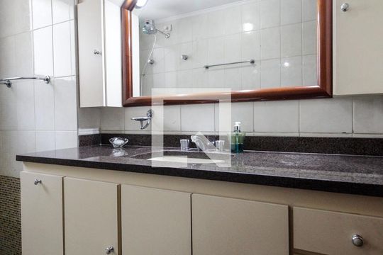 Banheiro de apartamento para alugar com 3 quartos, 143m² em Chora Menino, São Paulo