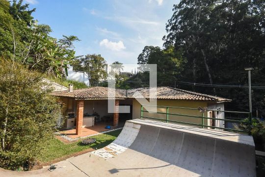 Fachada posterior de casa para alugar com 3 quartos, 600m² em Vila Morumbi, São Paulo