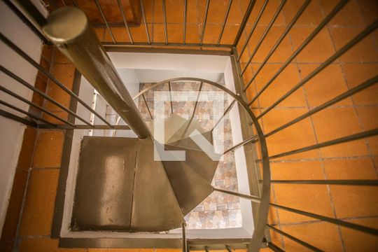 Escada - Mezanino de casa para alugar com 2 quartos, 76m² em Jabaquara, São Paulo