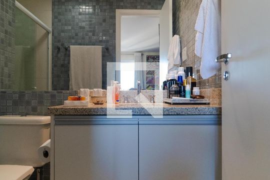 Banheiro de apartamento à venda com 1 quarto, 47m² em Botafogo, Campinas