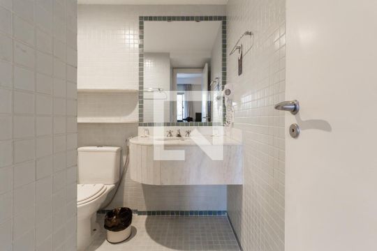 Banheiro  de kitnet/studio para alugar com 1 quarto, 37m² em Indianópolis, São Paulo