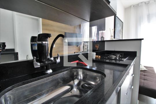 Pia da cozinha de apartamento para alugar com 1 quarto, 28m² em Jardim Caravelas, São Paulo