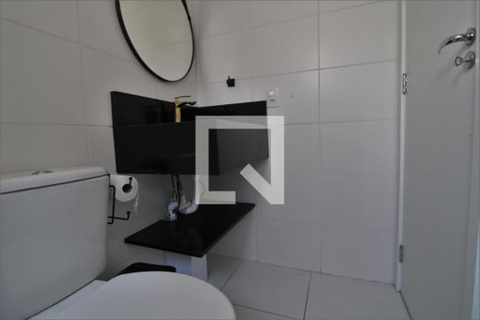 Banheiro da suíte de apartamento para alugar com 1 quarto, 28m² em Jardim Caravelas, São Paulo