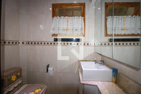 Banheiro  de casa à venda com 3 quartos, 160m² em Rubem Berta, Porto Alegre