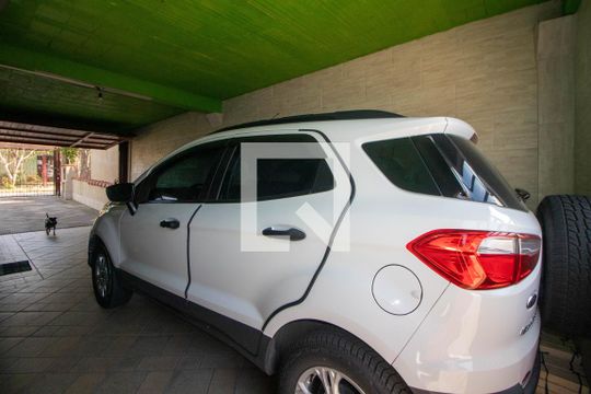 Garagem  de casa à venda com 3 quartos, 160m² em Rubem Berta, Porto Alegre