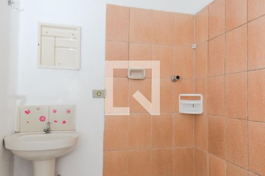 Banheiro de casa de condomínio para alugar com 1 quarto, 34m² em Jardim Cocaia, Guarulhos