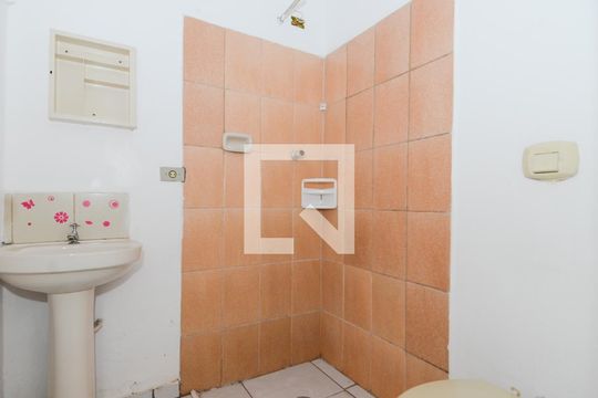 Banheiro de casa de condomínio para alugar com 1 quarto, 34m² em Jardim Cocaia, Guarulhos