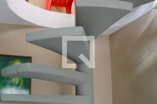 Escada de apartamento para alugar com 2 quartos, 143m² em Santa Maria, São Caetano do Sul