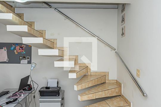 Escada de casa à venda com 2 quartos, 203m² em Parque Sao Domingos, São Paulo