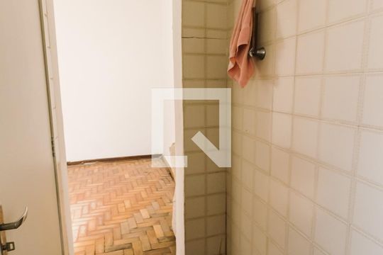 Banheiro de Serviço de casa para alugar com 2 quartos, 154m² em Vila Ipojuca, São Paulo