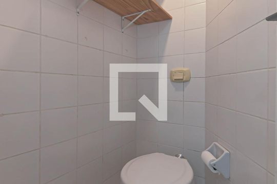 Banheiro de Serviço de apartamento para alugar com 3 quartos, 86m² em Jardim das Acacias, São Paulo