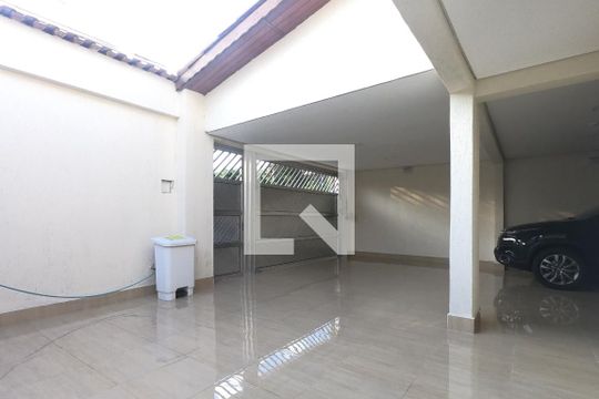 Garagem de casa à venda com 3 quartos, 300m² em Jardim Bom Clima, Guarulhos