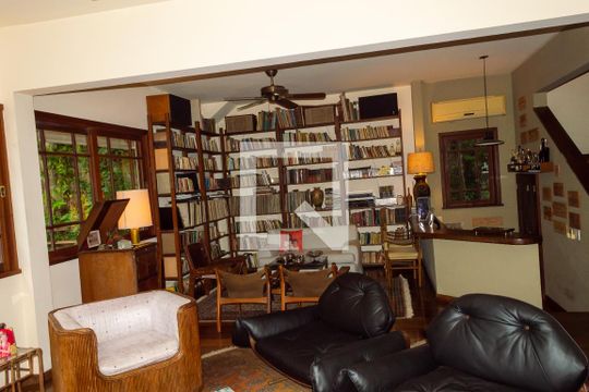 Sala de casa de condomínio à venda com 5 quartos, 500m² em Itanhangá, Rio de Janeiro