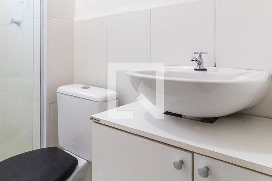 Banheiro de apartamento para alugar com 2 quartos, 42m² em Jardim Ansalca, Guarulhos