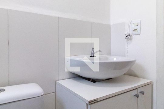Banheiro de apartamento para alugar com 2 quartos, 42m² em Jardim Ansalca, Guarulhos