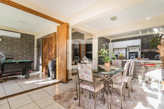 Área comum de casa à venda com 3 quartos, 350m² em Campo Novo, Porto Alegre