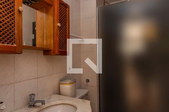 Banheiro de apartamento à venda com 2 quartos, 48m² em Jardim Itu, Porto Alegre