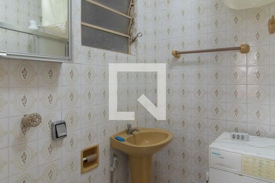 Banheiro de apartamento à venda com 1 quarto, 40m² em Centro Histórico, Porto Alegre