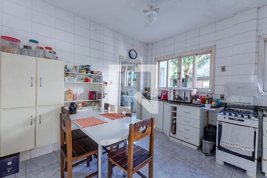 Cozinha de casa de condomínio à venda com 5 quartos, 250m² em Badu, Niterói