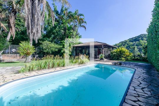 Piscina de casa de condomínio à venda com 5 quartos, 250m² em Badu, Niterói