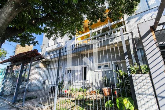 Fachada de casa à venda com 3 quartos, 430m² em Sarandi, Porto Alegre