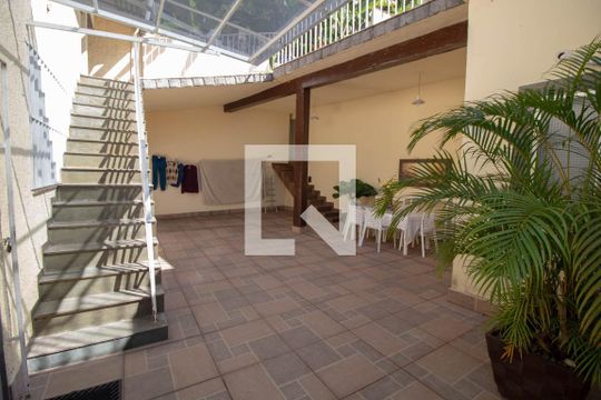 Quintal de casa para alugar com 3 quartos, 600m² em Chacrinha, Duque de Caxias