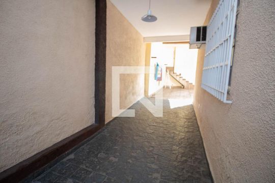Garagem de casa para alugar com 3 quartos, 600m² em Chacrinha, Duque de Caxias