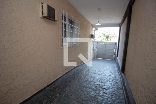 Garagem de casa para alugar com 3 quartos, 600m² em Chacrinha, Duque de Caxias