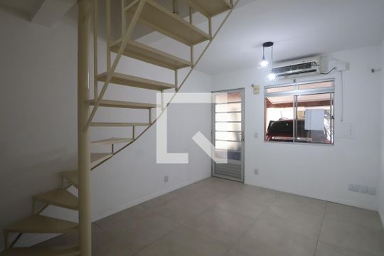 Sala de casa de condomínio à venda com 2 quartos, 74m² em Rio Branco, Canoas