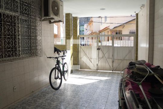 Garagem de casa à venda com 3 quartos, 200m² em Piedade, Rio de Janeiro