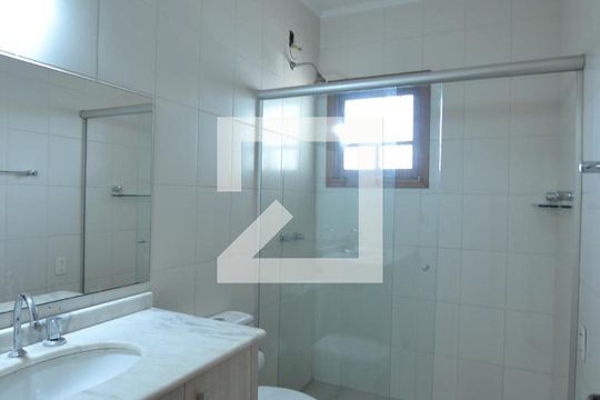 Banheiro da Suíte de casa à venda com 3 quartos, 238m² em Ipanema, Porto Alegre