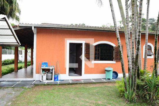 Lateral de casa para alugar com 4 quartos, 337m² em Jardim Pioneira, Cotia