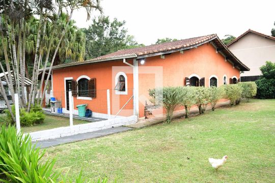 Fundos de casa para alugar com 4 quartos, 337m² em Jardim Pioneira, Cotia