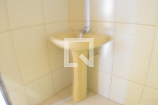Banheiro de apartamento para alugar com 2 quartos, 53m² em Arraial do Retiro, Salvador