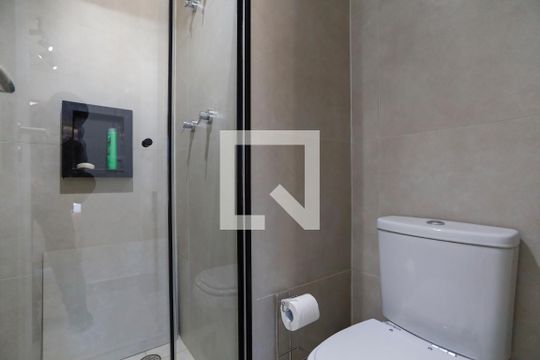 Banheiro de kitnet/studio para alugar com 1 quarto, 24m² em Bela Vista, São Paulo