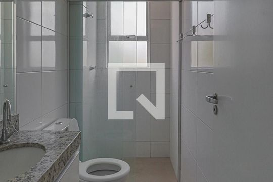 Banheiro de apartamento para alugar com 2 quartos, 52m² em Ana Lúcia, Sabará
