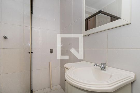 Banheiro de apartamento à venda com 1 quarto, 34m² em Passo da Areia, Porto Alegre
