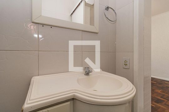 Banheiro de apartamento à venda com 1 quarto, 34m² em Passo da Areia, Porto Alegre